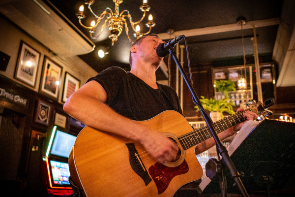 live music playing guitar